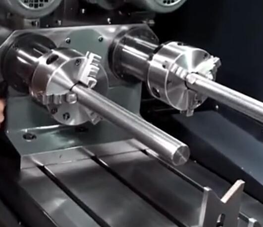  軸類深孔鉆床，這樣的數(shù)控機床國內(nèi)很少見，看看不一樣的加工過程